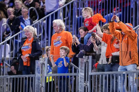 Zoontje Jorrit Bergsma steelt de show tijdens huldiging van gouden vader