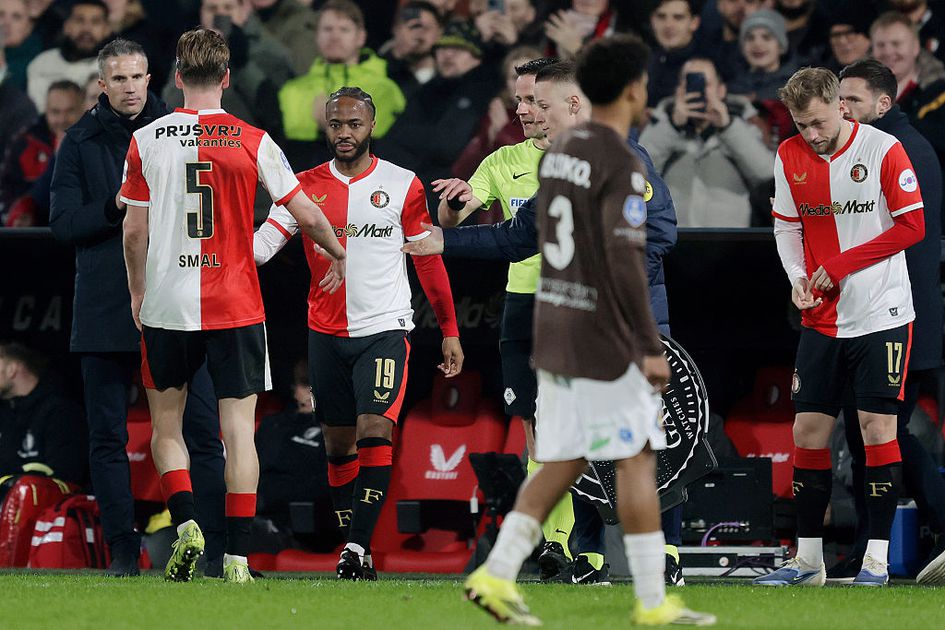 Heel De Kuip gaat uit zijn dak: sensatie Raheem Sterling maakt zijn debuut voor Feyenoord