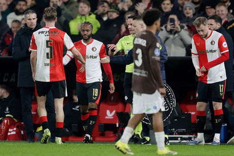 Heel De Kuip gaat uit zijn dak: sensatie Raheem Sterling maakt zijn debuut voor Feyenoord