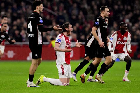 Het is de omgekeerde wereld in Amsterdam na teleurstellende avond van Ajax tegen NEC