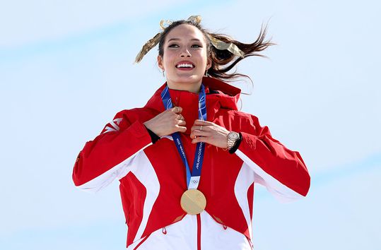 'Rijkste olympiër' snoert haters de mond: eindelijk gouden medaille in Milaan