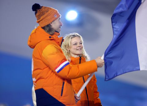 Gouden Jorrit Bergsma en Xandra Velzeboer schitteren met Nederlandse vlag tijdens slotceremonie Winterspelen