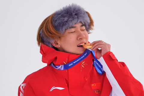 Eindelijk raak: voormalig kindster bezorgt topland eerste gouden medaille na twaalf lange dagen wachten