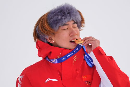 Eindelijk raak: voormalig kindster bezorgt topland eerste gouden medaille na twaalf lange dagen wachten