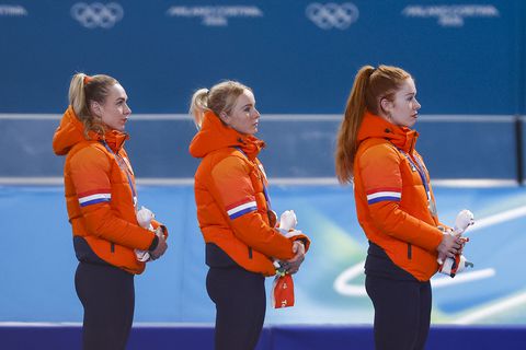 Irene Schouten deelt mooi moment met Joy Beune tijdens huldiging in TeamNL Huis: 'Zeg jij met al je gouden plakken'