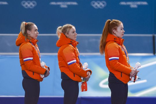 Irene Schouten deelt mooi moment met Joy Beune tijdens huldiging in TeamNL Huis: 'Zeg jij met al je gouden plakken'