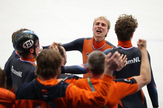 Bekende vriendin van Nederlandse shorttracker zorgt voor hartverwarmende beelden: emoties lopen hoog op na gouden plak