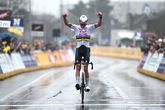 Mathieu van der Poel komt alleen over de finish na een solo van 43 kilometer ©  Getty Images