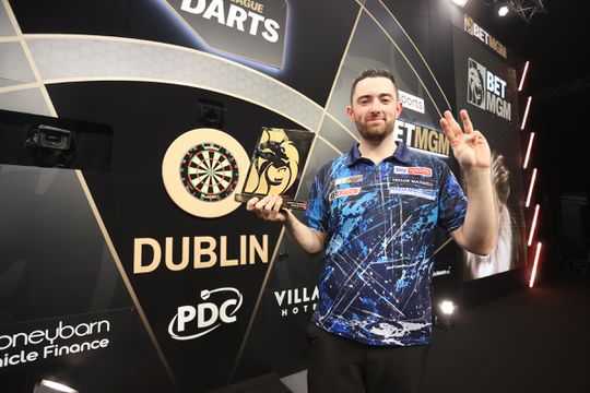 Luke Humphries looft Michael van Gerwen na derde avondzege op rij: 'Maar ik zal nooit bereiken wat hij heeft bereikt'