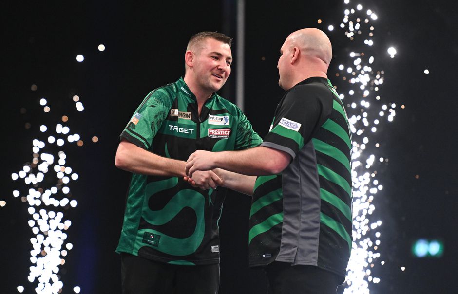 Video | Wayne Mardle stelt Rob Cross met grapje voor aan nieuwelingen: 'Dat is degene zonder haar'