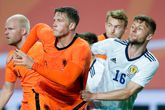 Wout Weghorst en  Liam Cooper bij Nederland tegen Schotland in 2021 © Getty Images