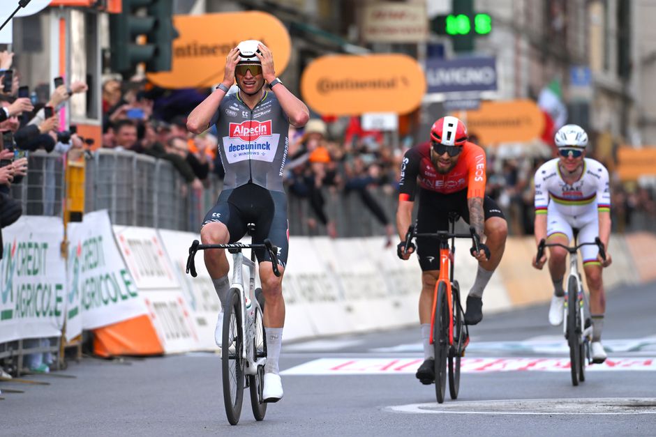 IJzersterke Mathieu van der Poel slaat direct toe met prachtige zege in zenuwslopende Milaan-San Remo