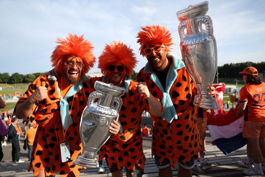 Oranjefans kunnen hun geluk niet op met loting WK voetbal: 'Maar ik ben wel bang voor de hitte, mijn pak is zo heet'