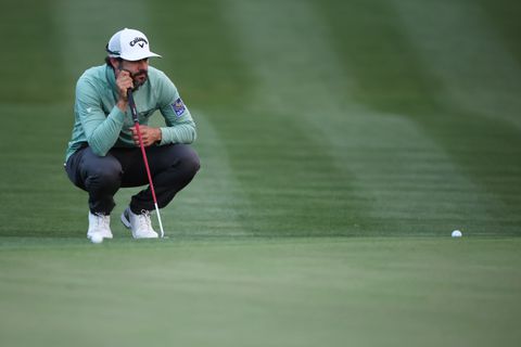 Uitgelachen golfer slaat uit frustratie met zijn club en krijgt daar spijt van