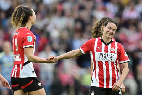 Voetbalsters PSV nemen koppositie Vrouwen Eredivisie over na zege op Ajax