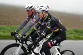 Tadej Pogacar in opvallende outfit bij Milaan-San Remo, Lotte Kopecky wel in veelbesproken witte broek