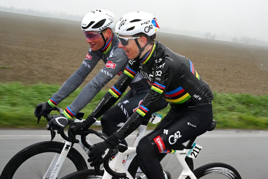 Tadej Pogacar in opvallende outfit bij Milaan-San Remo, Lotte Kopecky wel in veelbesproken witte broek