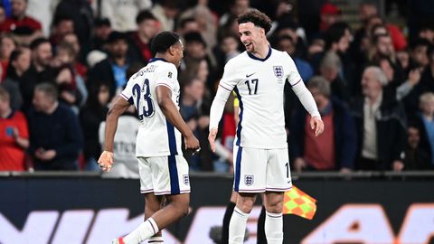 Nieuwe bondscoach Engeland breekt met traditie, fans laten onvrede merken: 'Wat is dit voor onzin?'