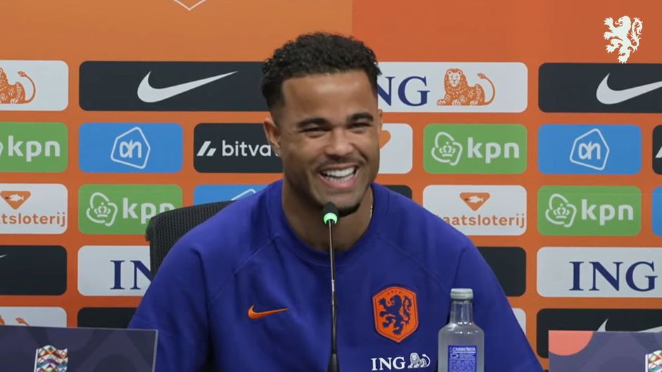 Gevatte uitspraak Ronald Koeman zorgt voor hilariteit bij Justin Kluivert en Nederlandse pers