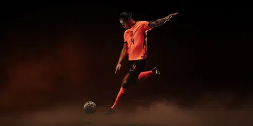 Bondscoach Ronald Koeman moet lachen tijdens keuring nieuwe WK-shirts Oranje: 'Ik vind dat altijd wel mooi'