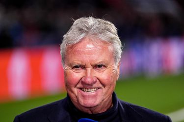 Voetbalicoon Guus Hiddink op geweldige manier verrast: 'Dat emotioneert je toch wel'