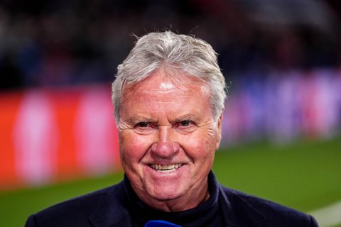 Voetbalicoon Guus Hiddink op geweldige manier verrast: 'Dat emotioneert je toch wel'