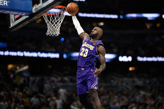 Basketbalicoon LeBron James breekt bijna dertig jaar oud record in de NBA: 'Hij moet wel gek zijn'