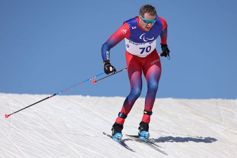 Noorse koning (89) duikt na ziekenhuisopname op tijdens eeuwenoude traditie: para-atleet in de schijnwerpers