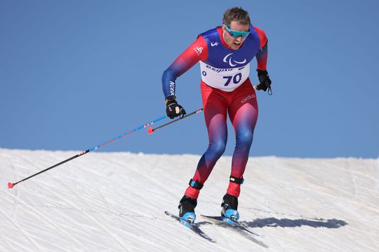 Noorse koning (89) duikt na ziekenhuisopname op tijdens eeuwenoude traditie: para-atleet in de schijnwerpers
