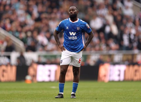 Oranje-international slachtoffer van racisme in beladen Premier league-derby, wedstrijd tijdelijk stilgelegd