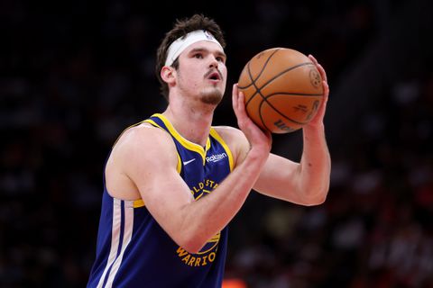 Bekende NBA-basketballer spreekt voorkeur uit in Nederlandse Klassieker met opvallende outfit