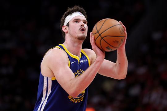 Bekende NBA-basketballer spreekt voorkeur uit in Nederlandse Klassieker met opvallende outfit