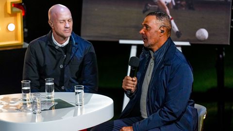 Feyenoord-icoon Ruud Gullit krijgt hels fluitconcert om zijn oren van Ajax-publiek: 'Het was Johan Cruijff zijn keuze'