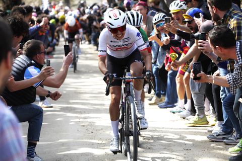 Toprenster dankt haar rivale na ware horrorcrash in Milaan-San Remo: 'Zij checkte of ik oké was'