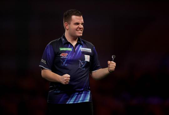 Nederlandse topdarter stunt met uitschakeling wereldkampioen Luke Littler op Belgische Euro Tour