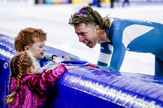 Topschaatser Jorrit Bergsma deelt verterende beelden van zijn gezin op bijzondere avond