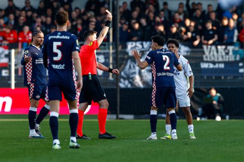 Opmerkelijk incident bij Telstar - PSV: rode kaart zorgt voor enorme verbazing