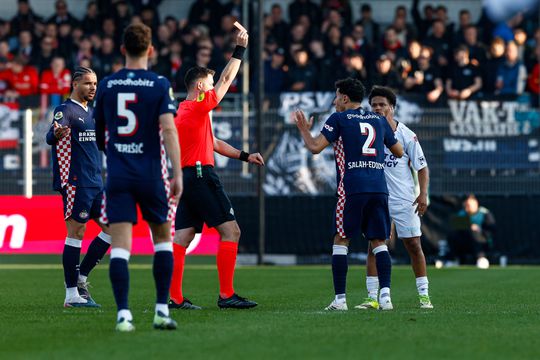Opmerkelijk incident bij Telstar - PSV: rode kaart zorgt voor enorme verbazing