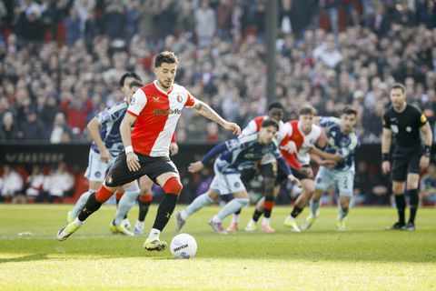 Ajax-trainer Oscar Garcia springt in de bres voor Kian Fitz-Jim na veroorzaken penalty Feyenoord: 'Dat hoort bij het spel'