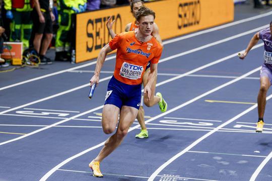 Nederlandse topatleten rennen in ijzersterke finale naar WK-finale estafette, 'diesel' Van Diepen zorgt voor zege