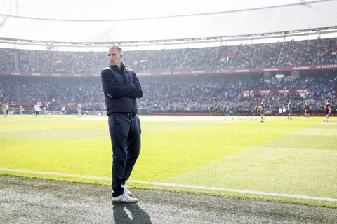 Feyenoord-trainer Robin van Persie lacht om vragen over Dick Advocaat: 'Ik verwacht dat hij hier nog wel ergens is'