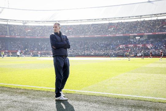 Feyenoord-trainer Robin van Persie lacht om vragen over Dick Advocaat: 'Ik verwacht dat hij hier nog wel ergens is'