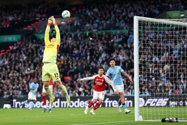 Pijnlijke keepersblunder nekt Arsenal in strijd met Manchester City om eerste prijs van het seizoen