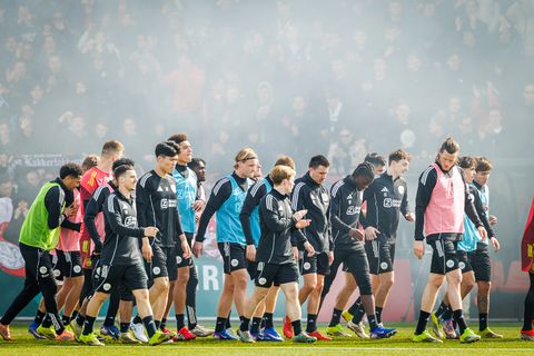 Ajax-fans zorgen voor chaos op snelweg richting Klassieker met Feyenoord: A4 geblokkeerd