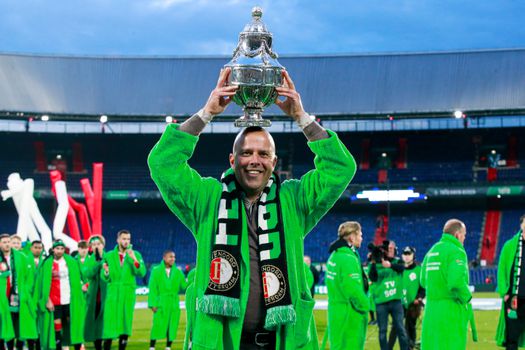 Arne Slot verdient veel bij Feyenoord, maar stelt: 'Die club uit de Premier League betaalt nóg beter'