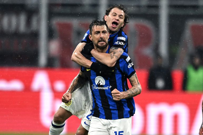 Internazionale grijpt ondanks rode kaart Denzel Dumfries de landstitel in derby tegen AC Milan