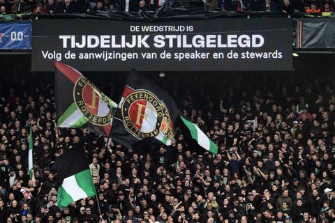 De bekerfinale begint zijn charme te verliezen: talloze onderbrekingen zorgen voor saai duel in De Kuip