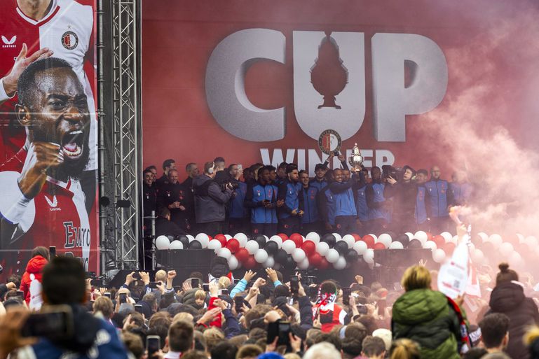 Huldiging Feyenoord: zingende Lutsharel Geertruida en Gernot Trauner stelen de show