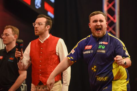 'Kinderachtige' dartssensatie Luke Littler roept vragen op: 'Zij zijn zich rot geschrokken'