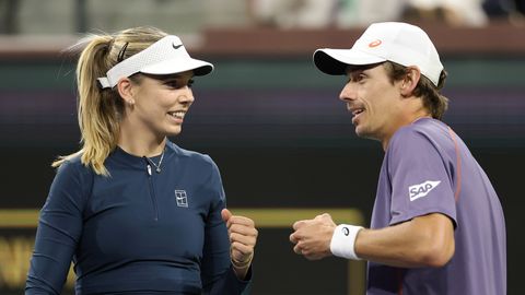 Stiekeme toptennisster neemt haar nietsvermoedende verloofde in de maling: 'Je bent te goed!'